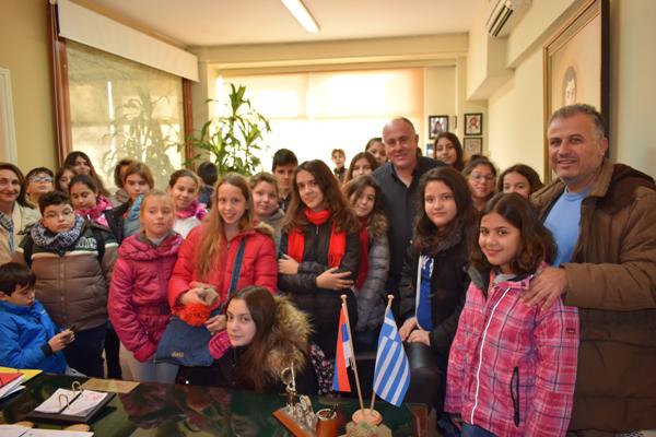 Επίσκεψη μαθητών δημοτικών σχολείων στο Δήμο Ρήγα Φεραίου για τη Χάρτα του Ρήγα