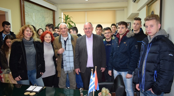 Επίσκεψη μαθητών Λυκείου από το Καματερό στο γραφείο του Δημάρχου Δήμου Ρήγα Φεραίου, κ. Δημήτριου Νασίκα για τη Χάρτα του Ρήγα